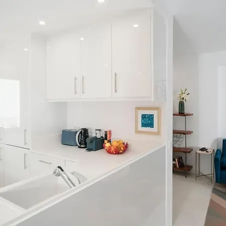 Contemporary Oceanside Rooftop Апартаменты